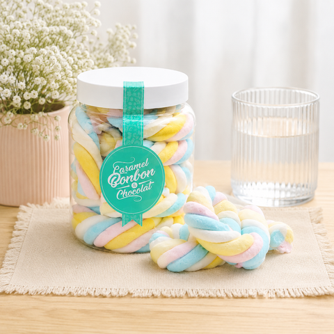 Pot transparent de lanières de guimauve torsadées 300 g avec plusieurs guimauves multicolores présentées devant le pot