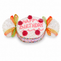Gâteau Happy Birthday emballé dans une papillote transparente avec décor anniversaire en bonbons et guimauves