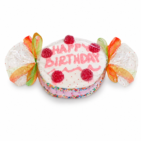 Gâteau Happy Birthday emballé dans une papillote transparente avec décor anniversaire en bonbons et guimauves